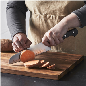 Couteaux de cuisine Santoku à manche riveté noir avec lame argentée à fossettes et tranchant lisse pour couper et hacher les légumes - Product Image 2