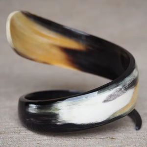 Brazalete de cuerno de búfalo natural con diseño de serpiente en espiral de Decor World Expo - Product Image 1