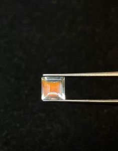 Piedra lunar arcoíris de Madagascar, corte cuadrado. Impresionante fuego naranja con juego de colores. - Product Image 1