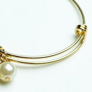   Bracelet en fil d'or avec breloque bouclier doré et accents de perles, jonc ajustable, élégant, bijou de poignet inspiré des sororités pour femme - Product Image 2