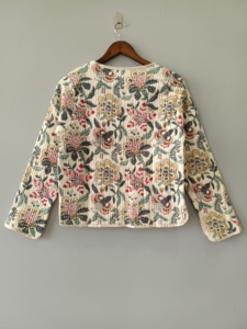Chaqueta de algodón acolchada con patchwork: Abrigo reversible bohemio hecho a mano - Product Image 5