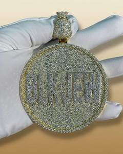 จี้ห้อยคอรูปถุงเงินแบบกำหนดเอง ประดับเพชรโมอิสซาไนต์ VVS พร้อมจี้ชื่อแบบตัวอักษร จี้เงินแท้ 925 จี้ชื่อแบบวงกลมตามสั่ง - Product Image 1