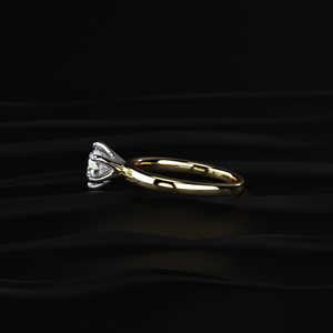 Anillo de Moissanita Redonda de 2 Quilates Hecho a Mano, Piedra Incolora VVS de 8.3mm, Joyería Minimalista de Oro de 14K para Distribuidores de Joyería - Product Image 2