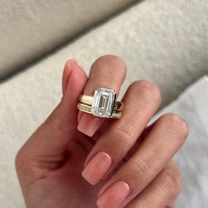 Anillo de Compromiso con Diamante Cultivado en Laboratorio de 3 Quilates, Corte Esmeralda, VVS2, con Engaste de Bisel, Conjunto de Anillos de Novia en Oro Amarillo de Dos Tonos - Product Image 2