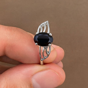 Bague de fiançailles unisexe Rhaya Jewels en argent sterling 925 plaqué rhodium avec onyx noir taille ovale et sertissage à griffes, design tendance - Product Image 1