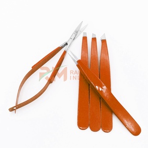 Juego de pinzas y tijeras para cejas RMI con punta plateada mate y recubrimiento en polvo naranja oscuro. - Product Image 3