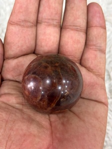 Sphère de grenat rouge-brun, pierre de palmier, coloration terreux profond, translucidité subtile, surface polie à la main, texture cristalline distinctive - Product Image 5
