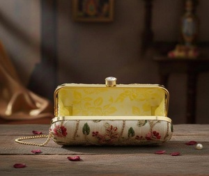 Pochette de soirée structurée indienne faite à la main en ivoire et or, brodée de fleurs, avec fermoir en métal en forme d'oiseau, pour mariage - Product Image 2