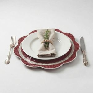 Plato Decorativo de Bambú Rojo y Blanco con Forma de Flor Hecho a Mano para Decoración Navideña - Product Image 3