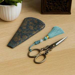 กรรไกรตัดเย็บสแตนเลสสตีลหรูหราแบบเรียบง่าย ทำมือ สำหรับงานโปรโมชั่น  สลักลายสไตล์โบราณ  ของขวัญงานฝีมือ  สไตล์วินเทจ - Product Image 5