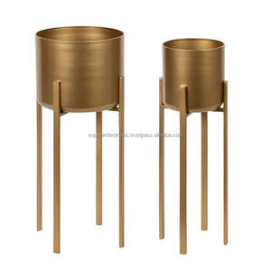 Table d'appoint classique en métal offrant une qualité de construction durable et un look intemporel pour une placement près du canapé - Product Image 3