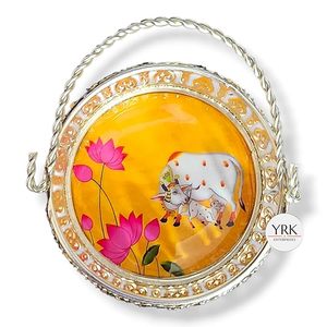 Plateau en métal avec impression émail de style Pichwai et motif floral, pot et porte-bougie assortis - Product Image 3