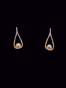 Elegantes pendientes de perlas en forma de lágrima con diamantes brillantes creados en laboratorio en plata de ley o oro macizo, un accesorio elegante y atemporal. - Product Image 4