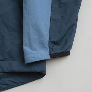 Chaqueta cortavientos informal de lona impermeable hecha en Pakistán para hombre, con logotipo personalizado, cuello mandarín y cierre de cremallera para uso en exteriores. - Product Image 6