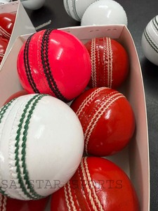 Pelota de Cricket de Cuero Duradera al por Mayor en Colores Rojo y Rosa, 156 g, Especial para Ligas y Partidos T20, Personalizable con Logotipo de Fábrica - Product Image 4