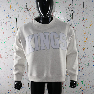Sudadera KINGS ASH GREY con cuello alto, 100% algodón, con apliques bordados blancos, cuello ancho, hilos finos. - Product Image 1