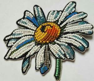 Broche de luxe perlée, accessoire de mode artisanal à prix abordable - Product Image 2