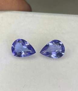 Paire de pêres en tanzanite naturelle. Paire de pêres en tanzanite. 6x8 mm. - Product Image 1
