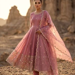 Elegante conjunto de vestido de diseñador para mujer, confeccionado con tela de seda premium, con hermosos bordados y detalles completos. - Product Image 1