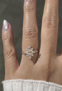 Anillo de lujo chapado en oro de 14 quilates con diseño de flor marquesa y racimo, estilo vintage, con diamantes en forma de copo de nieve y estrella, ideal para fiestas de compromiso, para mujer. - Product Image 5