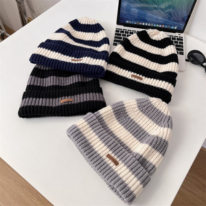 Nouveau bonnet d'hiver unisexe en tricot jacquard personnalisé avec logo en cuir, design à bandes, style slouchy, chaud, 100% laine - Product Image 3
