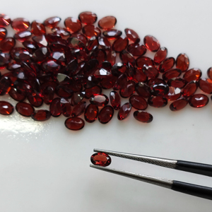 โกเมนสีแดงธรรมชาติ 5x3.5 มม. รูปทรงวงรี คุณภาพดีที่สุด พลอยหลวมสำหรับทำเครื่องประดับ - Product Image 1