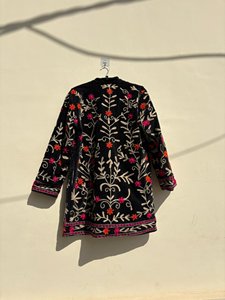 เสื้อแจ็คเก็ตบลูซองปักลายกำมะหยี่ซูซานีสำหรับผู้หญิง ลายดอกไม้ พิมพ์ลายฟล็อค ระบายอากาศได้ดี น้ำหนักเบา หนา เหมาะสำหรับฤดูหนาว ดีไซน์หรูหรา - Product Image 3