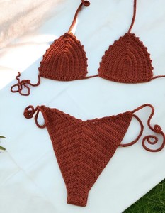 Ensemble de bikini brésilien crocheté avec pompons et perles - Product Image 1