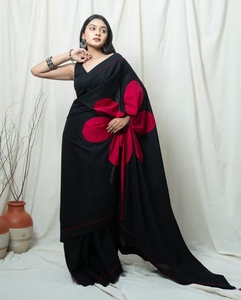 Sari KV para Mujer, Diseño Floral de Margaritas Negras, Sin Blusa - Product Image 4