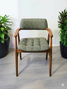 Fauteuil en bois massif de style mid-century avec accoudoirs en bois courbés, assise et dossier rembourrés en tissu gris capitonné - Product Image 2