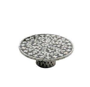 Support à gâteau artisanal en nacre, plateau rond en coquille foncée avec piédestal, idéal pour la présentation des aliments - Product Image 1