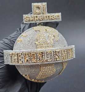 Pendentif Hip Hop Dvars Diamond entièrement serti de moissanite, « Le Monde m'appartient », en argent sterling 925 plaqué or 18 carats, breloque de luxe pour homme - Product Image 5