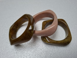 Bracelets en résine transparente faits à la main de luxe bohème, bracelets en acrylique épais pour femmes en provenance d'Inde - Product Image 2