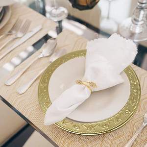 Plato de Presentación Redondo Dorado con Borde Floral en Relieve, Diseño Clásico, Vajilla Metálica, Bandeja Decorativa Resistente para Fiestas - Product Image 3