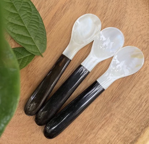 Cuillère en nacre vietnamienne de qualité supérieure, fabriquée à partir de coquilles d'huîtres, pour servir le caviar, le sel, les œufs, la crème glacée, le café et les desserts. - Product Image 5