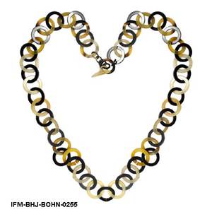 Collar largo pulido a mano con anillos entrelazados de cuerno de buey marrón y cuerno de búfalo negro con cierre de palanca para fiesta - Product Image 1