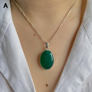 NIKHIL GEMS Pendentif de déclaration vintage en onyx vert naturel, monture en or, argent sterling 925, certifié par un tiers - Product Image 1