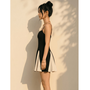 Robe Godet Monochrome Architecte Seraphina en Crêpe Structuré avec Panneaux Contrastants et Coupe Évasée - Product Image 5