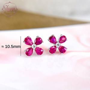 Sheri Jewels Boucles d'oreilles pour femme en or blanc massif 18 carats avec quatre feuilles de diamants rouges et rubis en forme de poire - Product Image 2