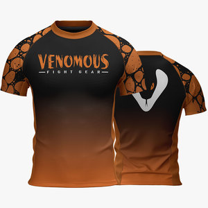 เสื้อรัดกล้ามเนื้อแขนสั้น Venomous Fight Gear สำหรับผู้ชาย แห้งเร็ว ผลิตจากโพลีเอสเตอร์ เหมาะสำหรับฝึกซ้อม MMA BJJ สีส้มดำ พิมพ์ลายแบบ Sublimation - Product Image 1