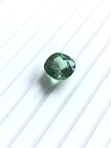 Piedra de turmalina verde natural de 11.77 quilates con corte cojín para la elaboración de joyería fina. - Product Image 3