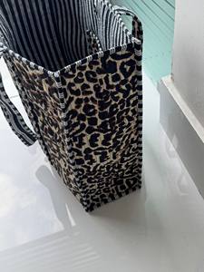 Bolsa de Mano Acolchada de Lona Sostenible - Bolsa de Playa con Bordado Floral Bohemio y Estampado a Mano para Mujer - Product Image 3