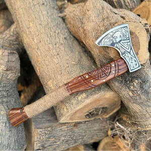 Hache décorative de style viking faite à la main avec tête en acier gravée et manche en bois pour la décoration de la maison et comme cadeau - Product Image 3