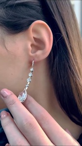 Boucles d'oreilles clous en diamant de laboratoire poire de 5,00 carats, fermoir à vis en or 14 carats - Product Image 2