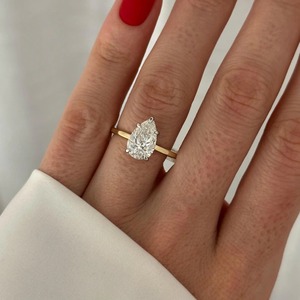 Bague de fiançailles tendance en or 18 carats bicolore avec diamant de laboratoire taille poire et halo caché, idéale pour une demande en mariage - Product Image 4