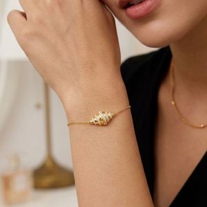 Bracelet Croissant en Laiton Plaqué Or avec Zircon, Personnalisable, Idéal pour les Fêtes, Vente en Gros de Bijoux - Product Image 5