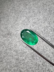Émeraude naturelle zambienne de 9,43 carats, taille ovale, pierre précieuse vert vif, idéale pour les bagues, pendentifs, colliers et boucles d'oreilles de luxe. - Product Image 5