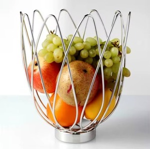 Cesta para frutas con un elegante acabado metálico de calidad garantizada que refleja la luz de forma hermosa, haciendo que las frutas parezcan más frescas y vibrantes. - Product Image 2