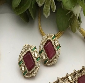 Magnífico Conjunto de Collar Gargantilla y Pendientes de Moissanita y Kundan Chapado en Oro de Latón de Calidad Premium para Bodas - Product Image 2