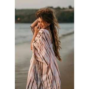 Vestido Maxi Casual Elegante Hecho a Mano de Alta Calidad para Mujer, Talla Completa, Diseño Moderno con Cuello en V y Estampado Tie-Dye, Holgado para Invierno y Verano - Product Image 4